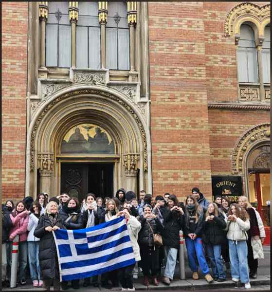 εικόνα των μαθητών και των συνοδών εκπαιδευτικών έξω από το κτίριο του συνεδρίου στη Βιέννη