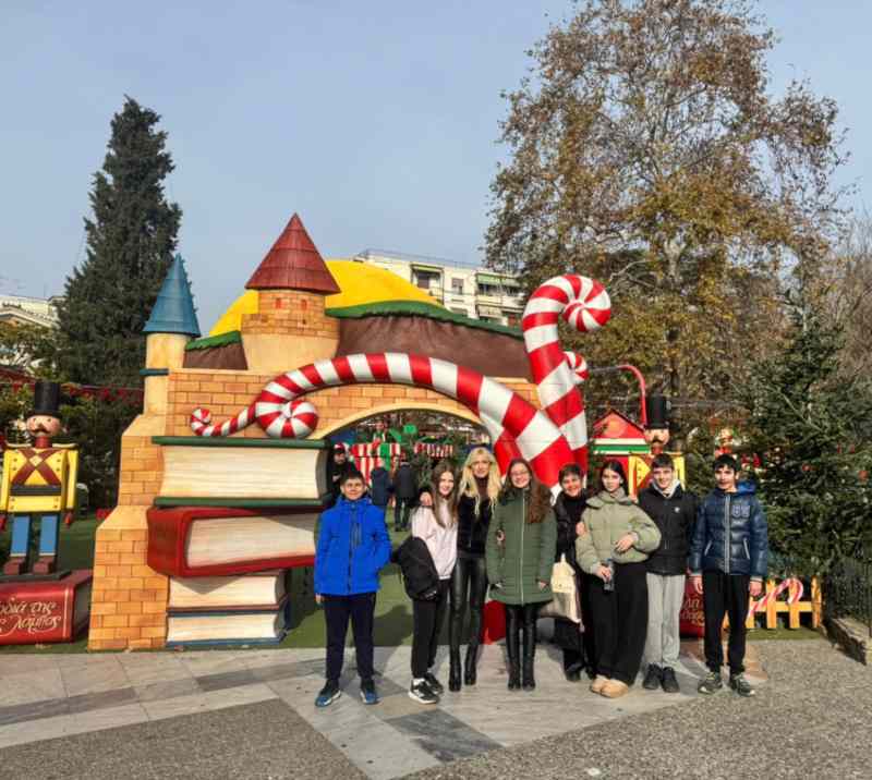 φωτογραφία μαθητών κάτω από το δέντρο των παραμυθιών