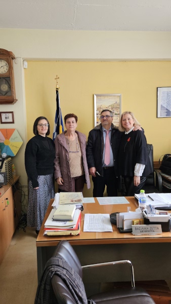 αναμνηστική φωτογραφία του διδάσκοντα με τη διευθύντρια και καθηγήτριες φιλολόγους του σχολείου